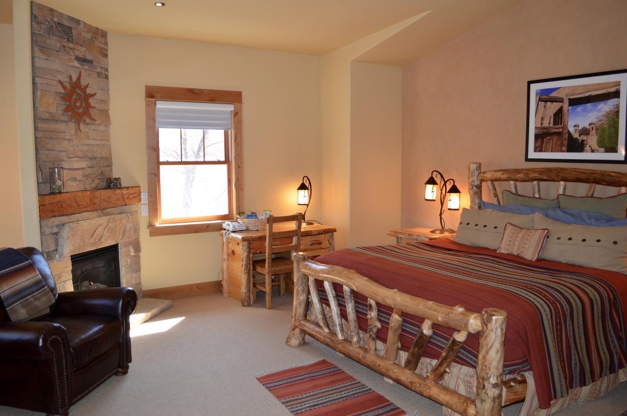 & 4* Niwot